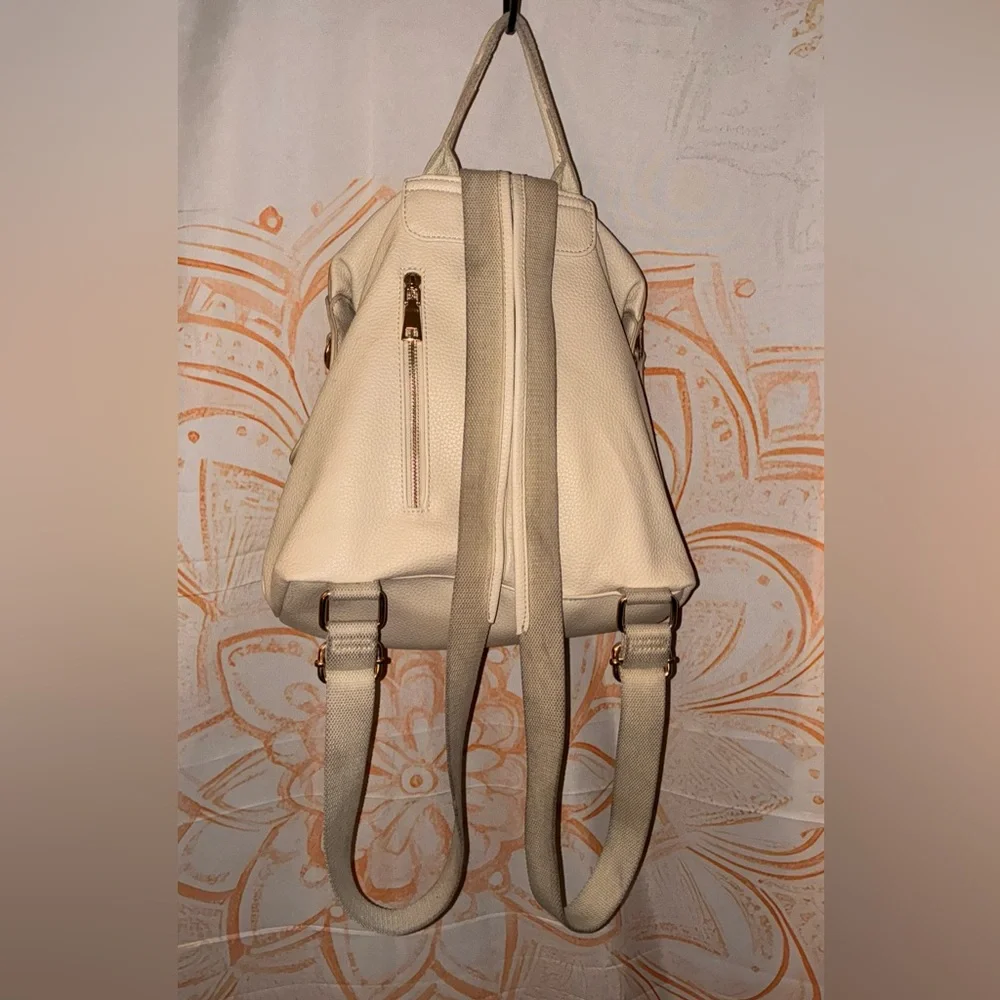 Sakroots Cream & Black Wallet Paired W/ a Cream Colored Backpack From Urban - Picture 3 of 12